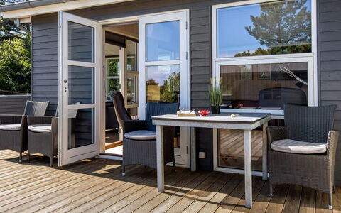 Omar - 1.0Km from the Sea: Huis, Dak, Huis, Verblijf, Schuur, Garden Gebouwen, Siding, Werf, Blokhut, Hut