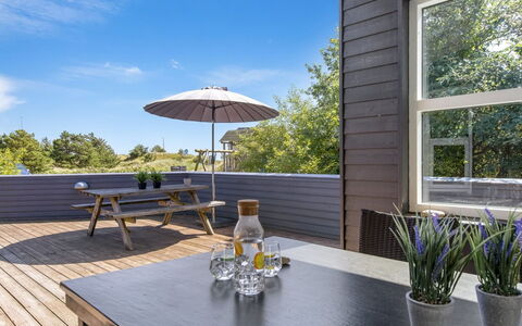 Omar - 1.0Km from the Sea: Huis, Dak, Huis, Verblijf, Schuur, Garden Gebouwen, Siding, Werf, Blokhut, Hut