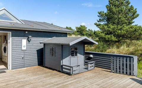 Omar - 1.0Km from the Sea: Huis, Dak, Huis, Verblijf, Schuur, Garden Gebouwen, Siding, Werf, Blokhut, Hut