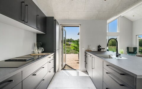 Måns - 500M to the Fjord: Keuken, Countertop, Flooring, Toestel Van De Keuken, Interieur Ontwerp, Meubilair, Cabinetry, Verdieping, Major Appliance, Huishoudapparatuur