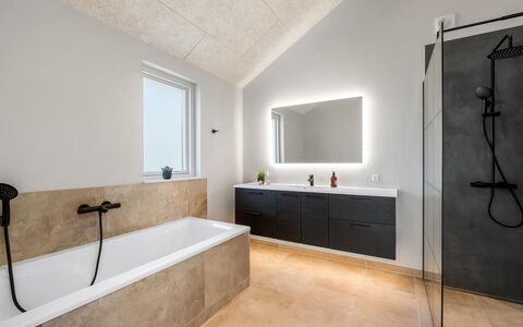 Måns - 500M to the Fjord: Muur, Flooring, Loodgieterswerkinrichting, Badkamer, Verdieping, Interieur Ontwerp, Kraan, Plafond, Loodgieter, Badkamerkast