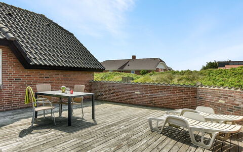 Drea - 250M from the Sea: Struik, Stedelijk Ontwerp, Groundcover, Steen, Appartement, Landgoed, Metselwerk, Balkon, Landscaping