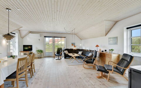 Drea - 250M from the Sea: Struik, Stedelijk Ontwerp, Groundcover, Steen, Appartement, Landgoed, Metselwerk, Balkon, Landscaping