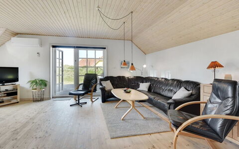 Drea - 250M from the Sea: Struik, Stedelijk Ontwerp, Groundcover, Steen, Appartement, Landgoed, Metselwerk, Balkon, Landscaping