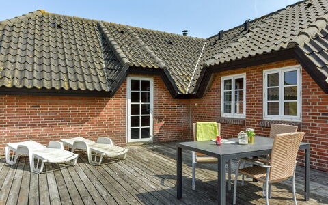 Drea - 250M from the Sea: Struik, Stedelijk Ontwerp, Groundcover, Steen, Appartement, Landgoed, Metselwerk, Balkon, Landscaping