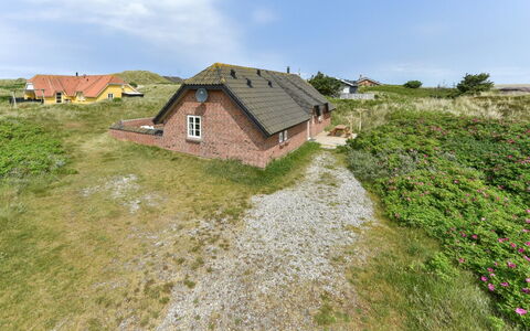 Drea - 250M from the Sea: Struik, Stedelijk Ontwerp, Groundcover, Steen, Appartement, Landgoed, Metselwerk, Balkon, Landscaping