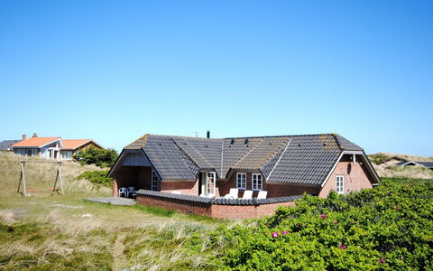 Drea - 250M from the Sea: Struik, Stedelijk Ontwerp, Groundcover, Steen, Appartement, Landgoed, Metselwerk, Balkon, Landscaping