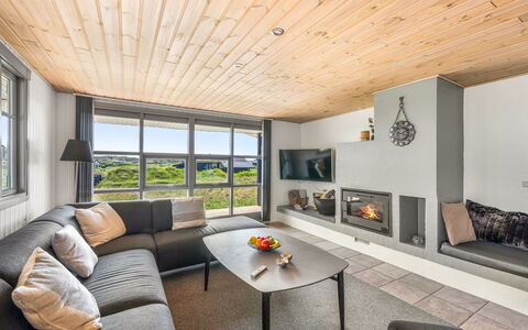 Anetta - 200M from the Sea: Interieur Ontwerp, Flooring, Plafond, Hout, Meubilair, Verdieping, Verlichting, Kamer, Woonkamer, Tafel