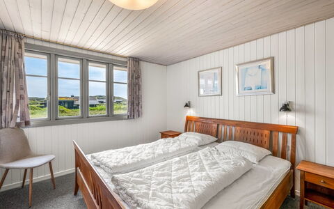 Anetta - 200M from the Sea: Venster, Slaapkamer, Bed, Huis, Huis, Bed Frame, Laken, Bedding, Schuifraam, Hardwood