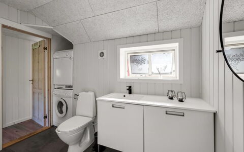 Giesela - 975M from the Sea: Hout, Loodgieterswerkinrichting, Flooring, Verdieping, Wastafel, Plafond, Loodgieter, Kraan, Badkamer, Ontwerp