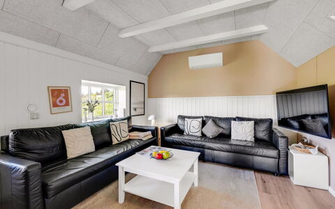 Giesela - 975M from the Sea: Interieur Ontwerp, Hout, Flooring, Bankstel, Meubilair, Plafond, Verdieping, Kamer, Woonkamer, Verlichting