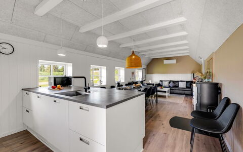 Giesela - 975M from the Sea: Keuken, Flooring, Plafond, Interieur Ontwerp, Countertop, Verdieping, Meubilair, Cabinetry, Huis, Lichte Inrichting