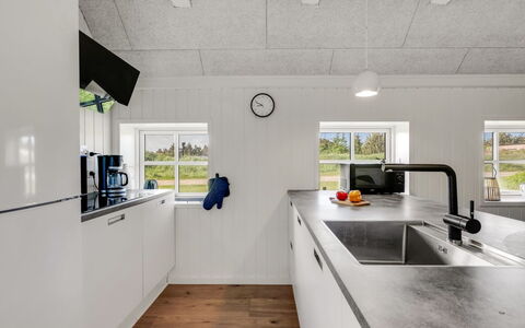 Giesela - 975M from the Sea: Keuken, Countertop, Loodgieterswerkinrichting, Kraan, Wastafel, Hardwood, Cabinetry, Gootsteen, Lichte Inrichting, Houten Vloer