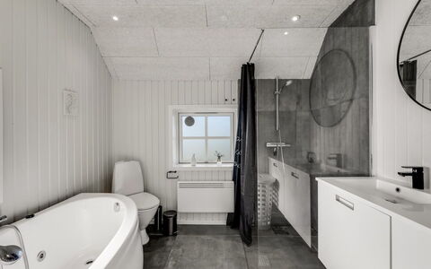 Giesela - 975M from the Sea: Loodgieterswerkinrichting, Badkamer, Flooring, Verdieping, Wastafel, Plafond, Kraan, Interieur Ontwerp, Loodgieter, Wastafel In De Badkamer