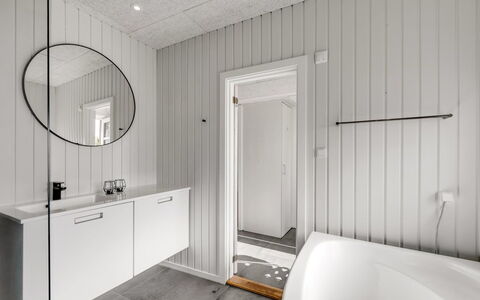 Giesela - 975M from the Sea: Flooring, Muur, Loodgieterswerkinrichting, Verdieping, Hout, Interieur Ontwerp, Badkamer, Loodgieter, Plafond, Kraan