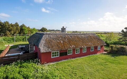 Giesela - 975M from the Sea: Lucht, Thatching, Wolk, Verblijf, Dak, Land Lot, Landelijk Gebied, Hut, Boerderij