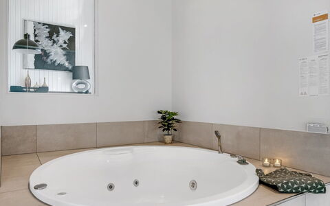Saku - 495M to the Fjord: Loodgieterswerkinrichting, Interieur Ontwerp, Badkamer, Bad, Flooring, Verdieping, Plafond, Loodgieter, Kraan, Kamer
