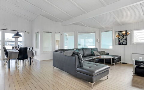 Saku - 495M to the Fjord: Houten Vloer, Flooring, Verdieping, Hout, Plafond, Interieur Ontwerp, Laminaatvloer, Woonkamer, Hardwood, Bankstel