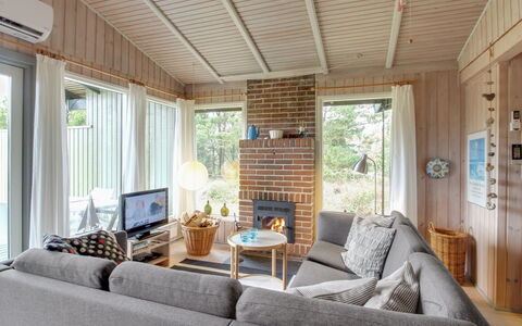 Thurgot - 720M to the Fjord: Hout, Interieur Ontwerp, Flooring, Meubilair, Plafond, Verdieping, Woonkamer, Huis, Bankstel