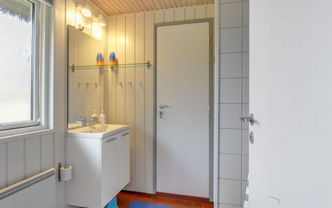 Thurgot - 720M to the Fjord: Muur, Flooring, Loodgieterswerkinrichting, Hout, Verdieping, Interieur Ontwerp, Wastafel, Badkamer, Wastafel In De Badkamer, Loodgieter