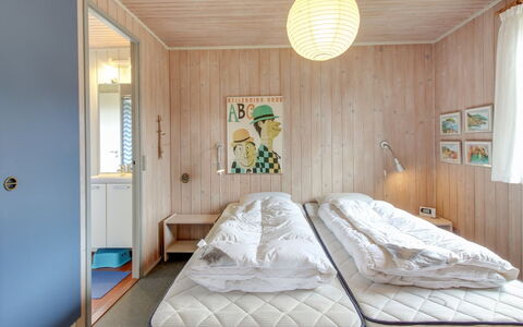 Thurgot - 720M to the Fjord: Meubilair, Interieur Ontwerp, Slaapkamer, Bed, Flooring, Hout, Verdieping, Plafond, Textiel, Kamer