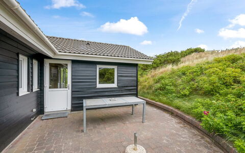 Eugenie - 450M from the Sea: Hout, Huis, Dak, Siding, Architectuur, Huis, Verblijf, Deur, Veranda, Landgoed