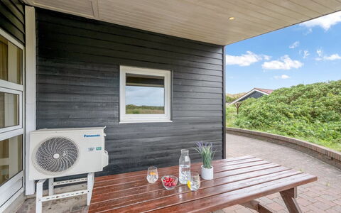 Eugenie - 450M from the Sea: Hout, Plafond, Flooring, Verdieping, Huis, Hardwood, Samengesteld Materiaal, Plank, Beits, Deur