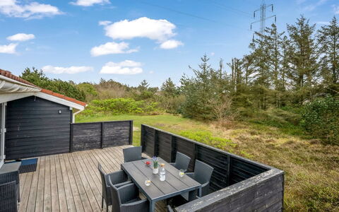 Andrie - 800M from the Sea: Struik, Stedelijk Ontwerp, Groundcover, Steen, Appartement, Landgoed, Metselwerk, Balkon, Landscaping