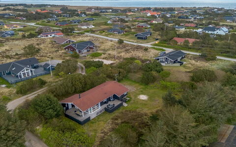 Andrie - 800M from the Sea: Struik, Stedelijk Ontwerp, Groundcover, Steen, Appartement, Landgoed, Metselwerk, Balkon, Landscaping