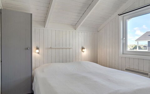 Henning - from the Sea: Hout, Plafond, Verdieping, Flooring, Slaapkamer, Plank, Hardwood, Bedding, Bed