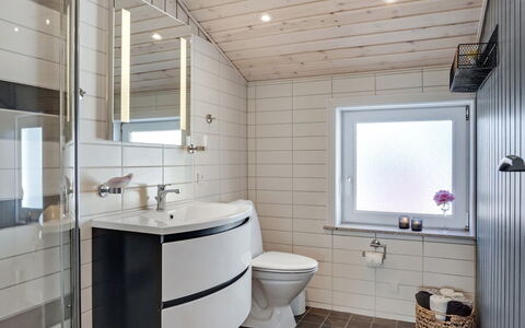 Henning - from the Sea: Loodgieterswerkinrichting, Hout, Flooring, Badkamer, Interieur Ontwerp, Wastafel, Verdieping, Loodgieter, Toilet, Kraan