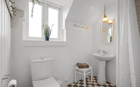 Annielle - from the Sea: Badkamer, Loodgieterswerkinrichting, Muur, Flooring, Verdieping, Toilet, Wc Bril, Wit, Interieur Ontwerp, Wastafel