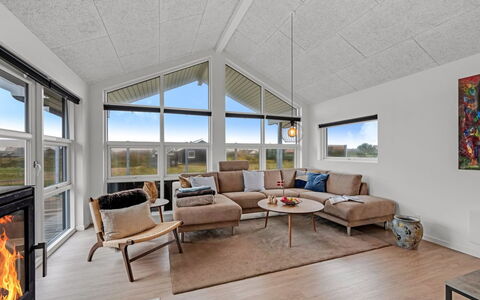 Tola - 450M from the Sea: Huis, Plafond, Verblijf, Hardwood, Woonkamer, Blokhut
