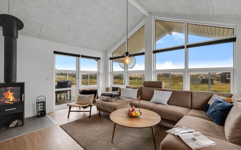 Tola - 450M from the Sea: Hout, Flooring, Plafond, Interieur Ontwerp, Verdieping, Woonkamer, Huis, Kamer, Hardwood