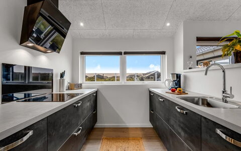 Tola - 450M from the Sea: Keuken, Countertop, Plafond, Flooring, Major Appliance, Toestel Van De Keuken, Interieur Ontwerp, Huishoudapparatuur, Cabinetry, Verdieping