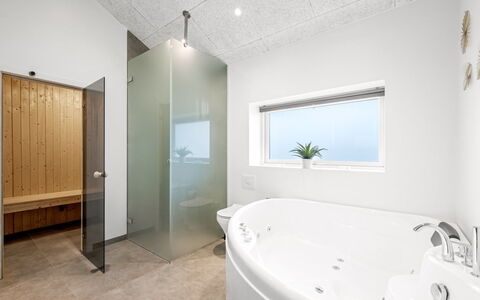 Tola - 450M from the Sea: Loodgieterswerkinrichting, Badkamer, Flooring, Interieur Ontwerp, Plafond, Verdieping, Bad, Verlichting, Loodgieter, Kraan