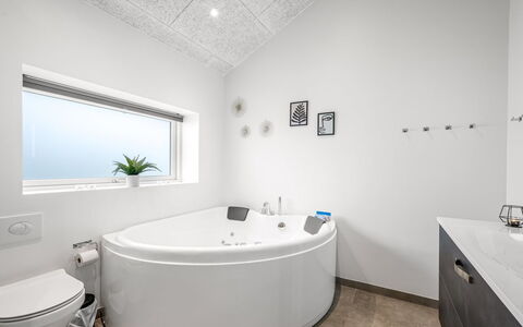 Tola - 450M from the Sea: Loodgieterswerkinrichting, Badkamer, Bad, Interieur Ontwerp, Flooring, Plafond, Verdieping, Kraan, Loodgieter, Verlichting