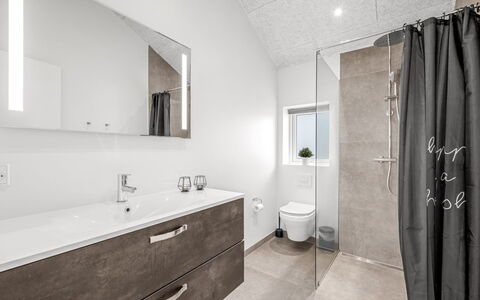 Tola - 450M from the Sea: Flooring, Verdieping, Loodgieterswerkinrichting, Interieur Ontwerp, Badkamerkast, Loodgieter, Badkamer, Plafond, Kraan, Spiegel