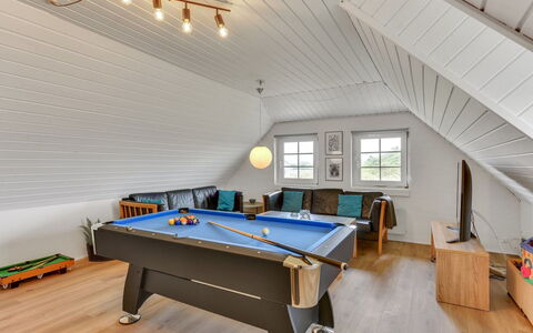 Matrona - 750M from the Sea: Verblijf, Huis, Huis, Dak, Veranda, Landgoed, Siding, Garden Gebouwen, Boerderij, Werf