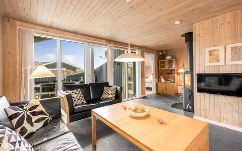 Odmar - 300M from the Sea: Hout, Huis, Plafond, Hardwood, Stoel, Beits, Keuken En Eettafel, Woonkamer, Timmerhout, Plank