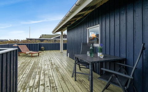 Odmar - 300M from the Sea: Hout, Huis, Verblijf, Huis, Dak, Landelijk Gebied, Siding, Blokhut, Garden Gebouwen, Hardwood