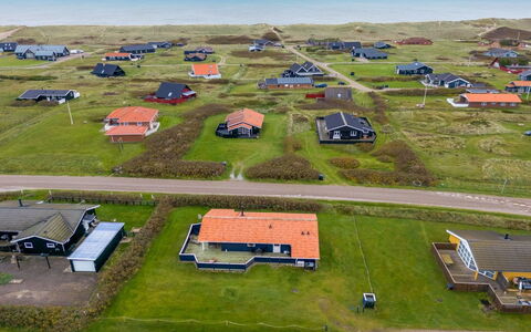 Odmar - 300M from the Sea: Hout, Huis, Verblijf, Huis, Dak, Landelijk Gebied, Siding, Blokhut, Garden Gebouwen, Hardwood