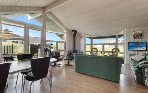 Suometar - 400M from the Sea: Huis, Deur, Plafond, Appartement, Hardwood, Ontwerp, Schaduw, Daylighting, Veranda