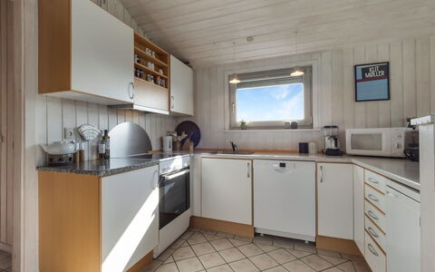 Suometar - 400M from the Sea: Hout, Flooring, Verdieping, Keuken, Interieur Ontwerp, Countertop, Plafond, Toestel Van De Keuken, Cabinetry, Major Appliance