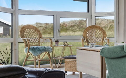 Suometar - 400M from the Sea: Meubilair, Hout, Interieur Ontwerp, Stoel, Verdieping, Flooring, Kamer, Glas, Wicker, Woonkamer