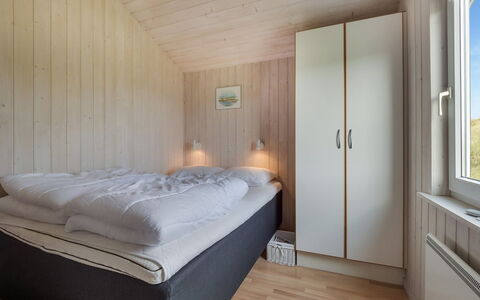 Suometar - 400M from the Sea: Slaapkamer, Bed, Hout, Laken, Interieur Ontwerp, Verdieping, Bedding, Plafond, Flooring, Bed Frame