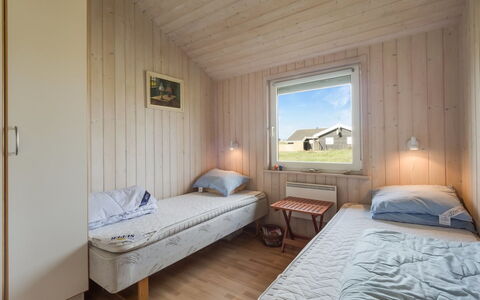 Suometar - 400M from the Sea: Hout, Slaapkamer, Huis, Bed, Bed Frame, Laken, Hardwood, Bedding, Plank, Beits