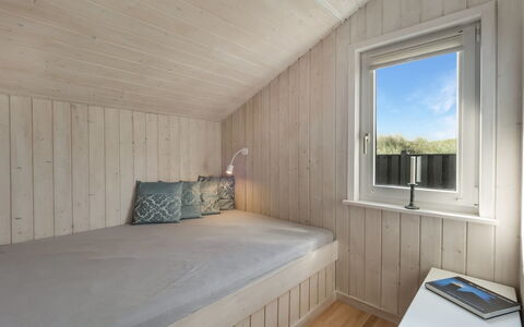 Suometar - 400M from the Sea: Flooring, Verdieping, Muur, Hout, Interieur Ontwerp, Plafond, Slaapkamer, Meubilair, Kamer, Bed