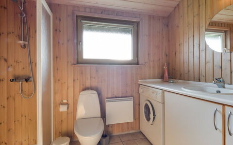 Suometar - 400M from the Sea: Flooring, Loodgieterswerkinrichting, Muur, Verdieping, Hout, Wastafel, Interieur Ontwerp, Wastafel In De Badkamer, Badkamer, Plafond