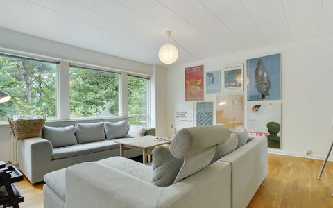 Flor - 900M from the Sea: Meubilair, Interieur Ontwerp, Flooring, Bankstel, Verdieping, Muur, Woonkamer, Plafond, Hout, Kamer